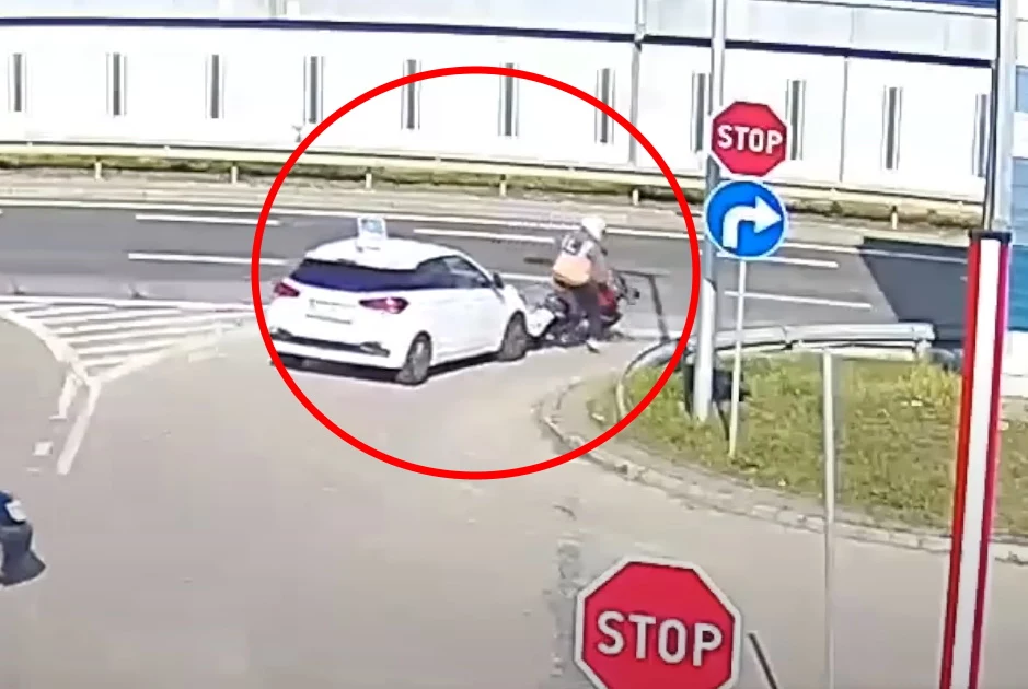 Instruktor w samochodzie najechał na kursanta na motocyklu, fot. YT