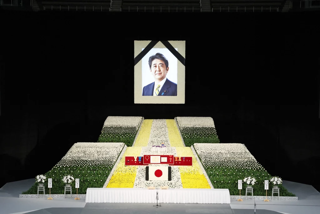 Pogrzebowe uroczystości państwowe odbyły się w Nippon Budokan w Tokio, 27 września 2022 roku Pogrzebowe uroczystości państwowe odbyły się w Nippon Budokan w Tokio, 27 września 2022 roku