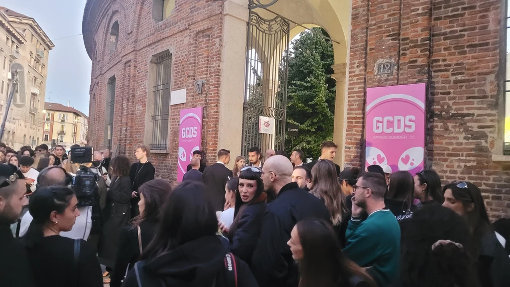 Tłumy przed pokazem mody w Mediolanie/ fot. Marzena Ignor Tłumy przed pokazem mody w Mediolanie/ fot. Marzena Ignor