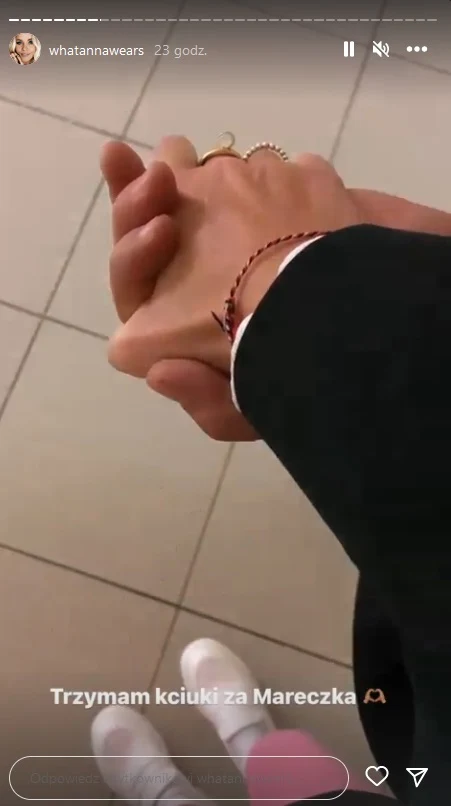 Byli małżonkowie trzymali się za ręce