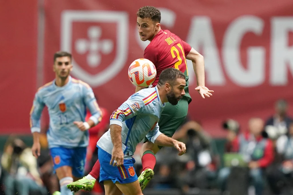 Diogo Jota (u góry) w starciu z Danim Carvajalem Diogo Jota (u góry) w starciu z Danim Carvajalem