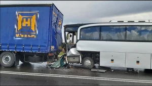 Autobus przewożący dzieci uderzył w naczepę ciężarówki