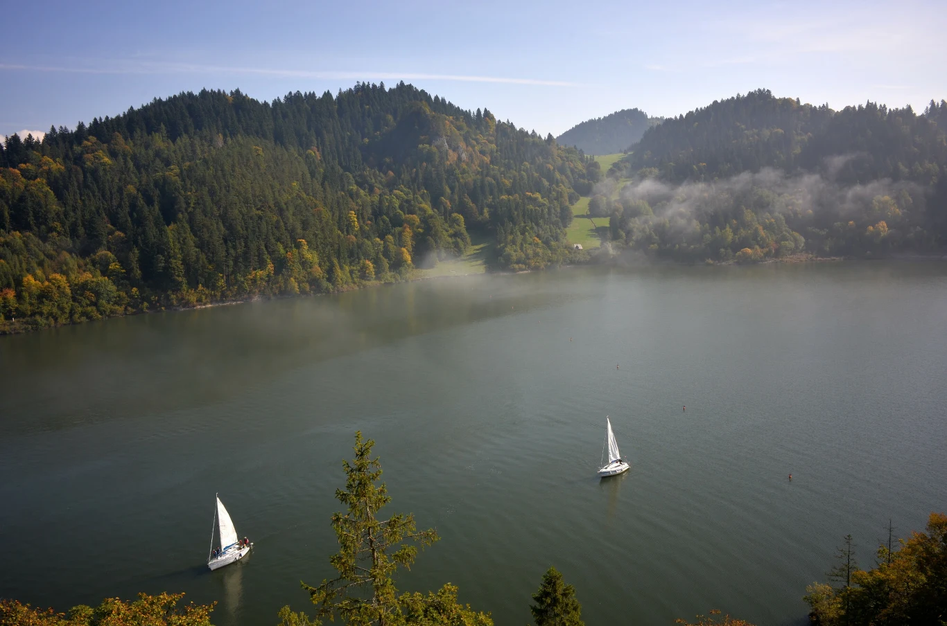 Widok na Jezioro Czorsztynskie z tarasu widokowego zamku Widok na Jezioro Czorsztynskie z tarasu widokowego zamku