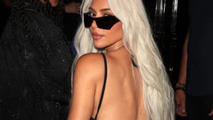 Kim Kardashian postawiła na biel. Jej stylizacja zachwyciła internautów