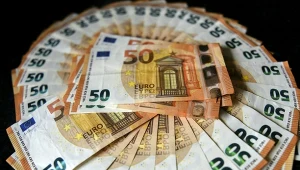 Nastolatkowie z Holandii wydrukowali ponad 20 tys. fałszywych banknotów 20 i 50 euro. Instrukcje znaleźli w Google.