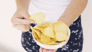Naukowcy dostarczają kolejnych powodów, by po chipsy sięgać jak najrzadziej, a najlepiej wcale