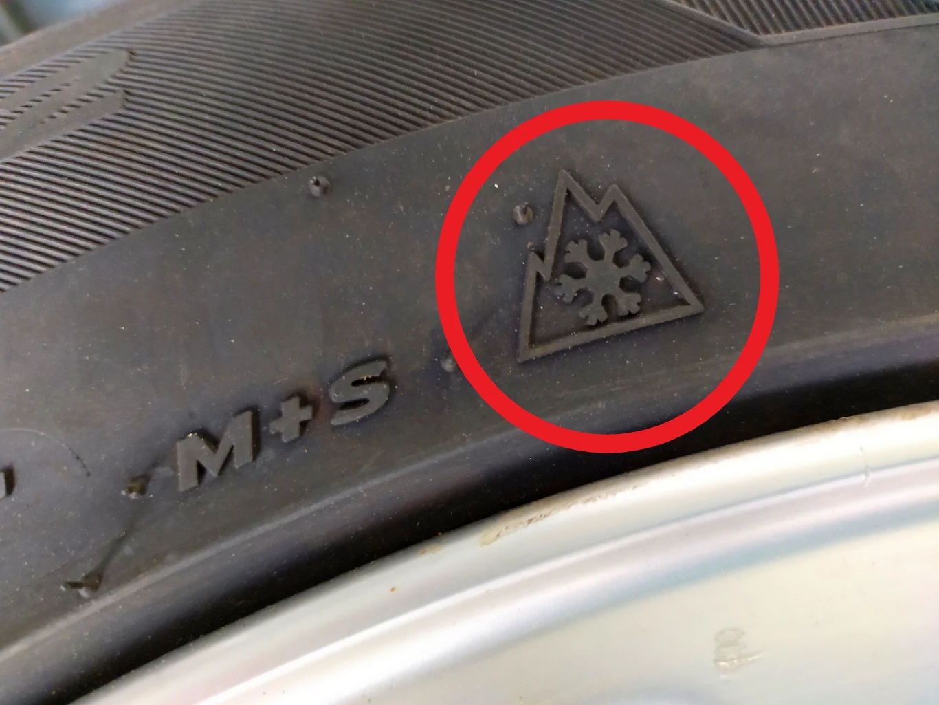Literki M+S nie oznaczają, że mamy do czynienia z oponami zimowymi