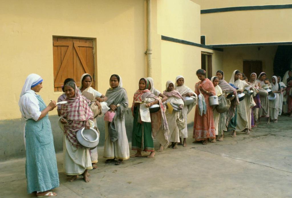 Kobiety w Kalkucie czekają na jedzenie