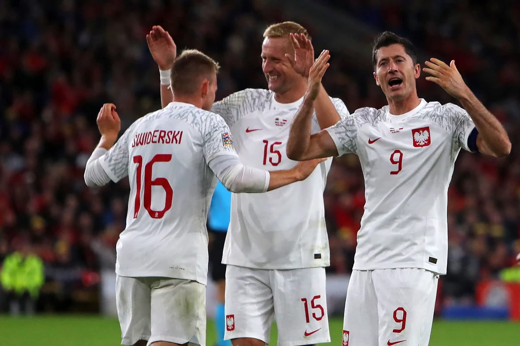 Karol Świderski, Kamil Glik i Robert Lewandowski cieszą się z bramki strzelonej przez tego pierwszego w meczu Ligi Narodów z Walią Karol Świderski, Kamil Glik i Robert Lewandowski cieszą się z bramki strzelonej przez tego pierwszego w meczu Ligi Narodów z Walią