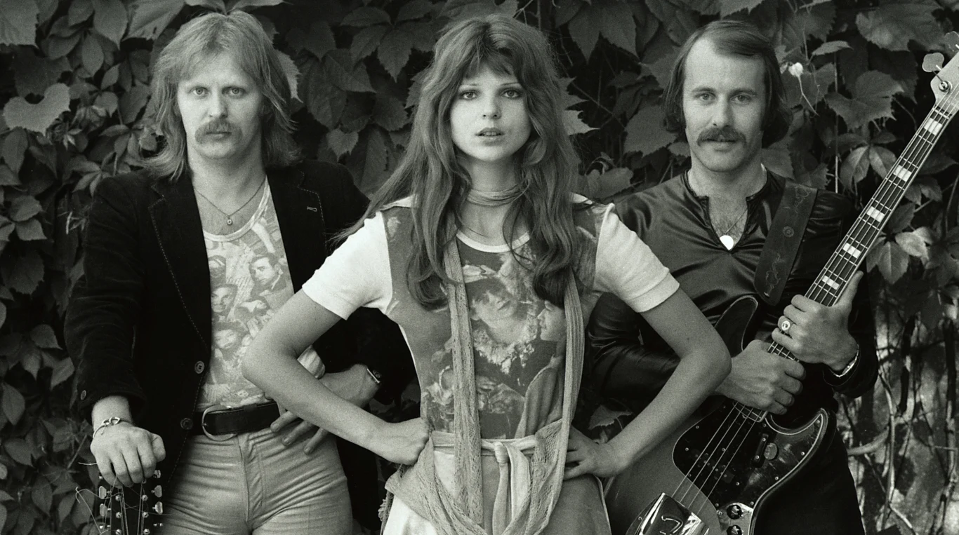 2+1 w 1978 roku. Od lewej: Janusz Kruk, Elżbieta Dmoch i Andrzej Krzysztofik 2+1 w 1978 roku. Od lewej: Janusz Kruk, Elżbieta Dmoch i Andrzej Krzysztofik