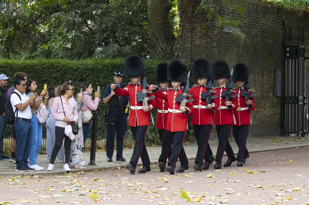 Bez wątpienia żołnierze Gwardii Królewskiej są atrakcją dla turystów