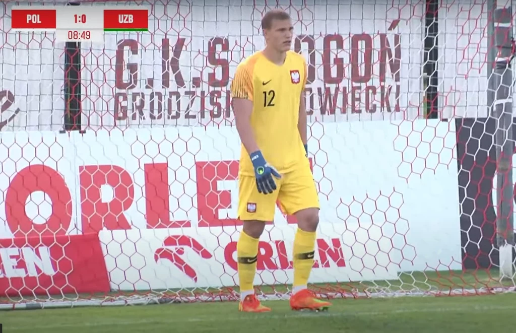 Michał Matys musiał bronić rzut karny w meczu z Uzbekistanem, ale to był dopiero początek jego kłopotów. Fot. Łączy nas piłka Michał Matys musiał bronić rzut karny w meczu z Uzbekistanem, ale to był dopiero początek jego kłopotów. Fot. Łączy nas piłka