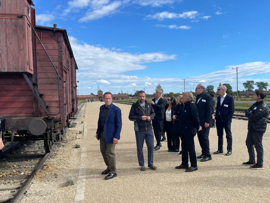 Arnold Schwarzenegger podczas wizyty w niemieckim obozie koncentracyjnym Auschwitz-Birkenau Arnold Schwarzenegger podczas wizyty w niemieckim obozie koncentracyjnym Auschwitz-Birkenau