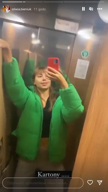 Oliwia Bieniuk tonie w kartonach