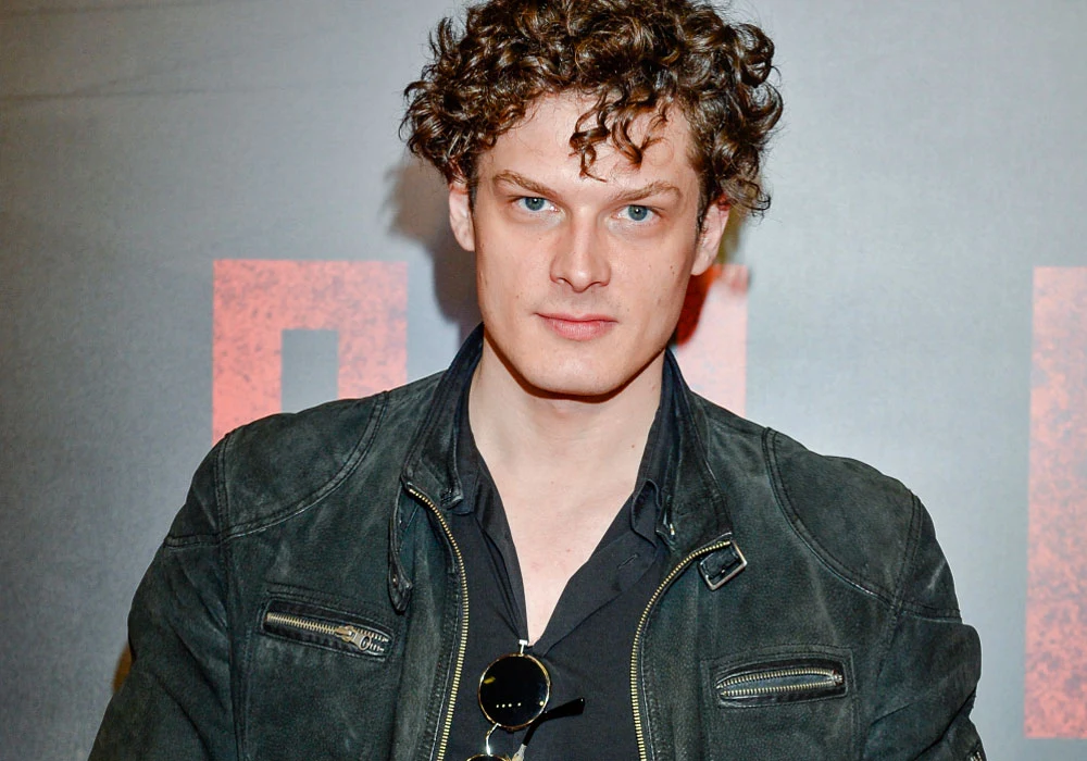 Adam Fidusiewicz gra jedną z głównych ról w spektaklu "Telewizja kłamie" Adam Fidusiewicz gra jedną z głównych ról w spektaklu "Telewizja kłamie"