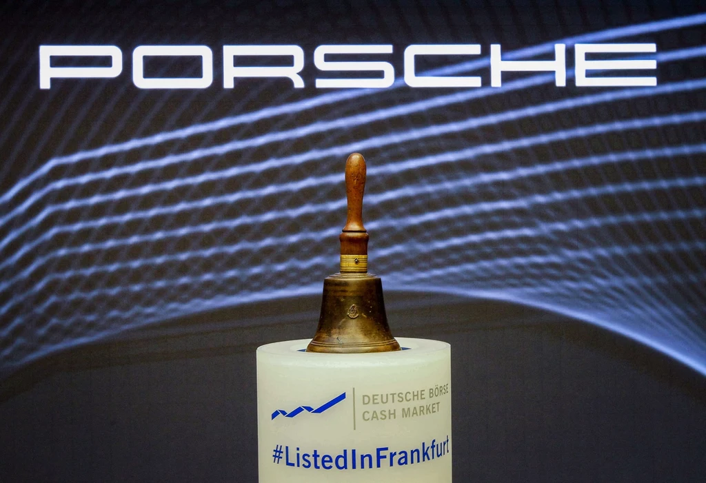 Poprzez debiut giełdowy jej właściciele otrzymują znowu bezpośredni dostęp do Porsche, który utracili kilka lat temu po nieudanej próbie przejęcia Volkswagena. Połowa pozyskanych środków ma pozostać w Grupie. Grupie Volkswagen, aby sfinansować transformację w kierunku elektromobilności oraz cyfryzację. 49 proc. wpływów ma trafić do akcjonariuszy Volkswagena w formie specjalnej dywidendy.