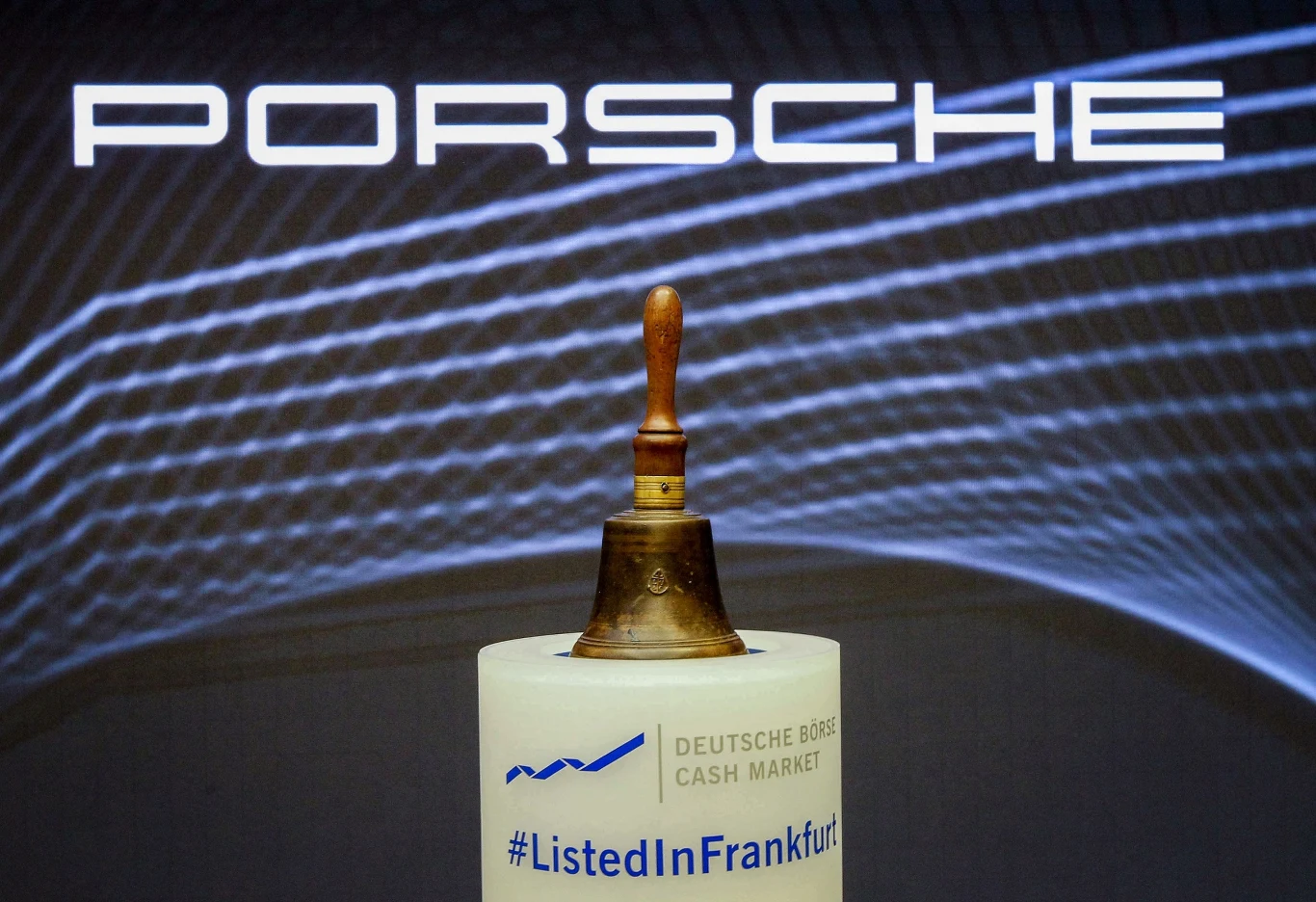 Poprzez debiut giełdowy jej właściciele otrzymują znowu bezpośredni dostęp do Porsche, który utracili kilka lat temu po nieudanej próbie przejęcia Volkswagena. Połowa pozyskanych środków ma pozostać w Grupie. Grupie Volkswagen, aby sfinansować transformację w kierunku elektromobilności oraz cyfryzację. 49 proc. wpływów ma trafić do akcjonariuszy Volkswagena w formie specjalnej dywidendy. Poprzez debiut giełdowy jej właściciele otrzymują znowu bezpośredni dostęp do Porsche, który utracili kilka lat temu po nieudanej próbie przejęcia Volkswagena. Połowa pozyskanych środków ma pozostać w Grupie. Grupie Volkswagen, aby sfinansować transformację w kierunku elektromobilności oraz cyfryzację. 49 proc. wpływów ma trafić do akcjonariuszy Volkswagena w formie specjalnej dywidendy.
