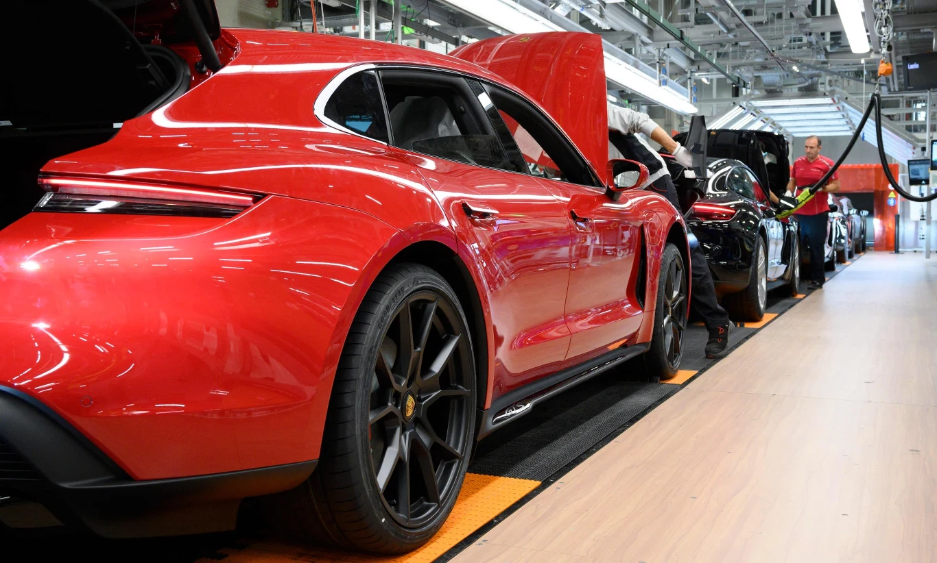 Porsche jest obecnie jedną z dwunastu marek koncernu i z pewnością najcenniejszą. Nie tylko przynosi firmie duże zyski, ale od czwartku będzie też graczem wagi ciężkiej na giełdzie. Porsche wchodzi na parkiet z wartością rynkową około 75 mld euro. Dla porównania, sam Volkswagen wart jest na parkiecie około 85 mld euro. BMW jest warte nieco poniżej 48 miliardów. Porsche jest obecnie jedną z dwunastu marek koncernu i z pewnością najcenniejszą. Nie tylko przynosi firmie duże zyski, ale od czwartku będzie też graczem wagi ciężkiej na giełdzie. Porsche wchodzi na parkiet z wartością rynkową około 75 mld euro. Dla porównania, sam Volkswagen wart jest na parkiecie około 85 mld euro. BMW jest warte nieco poniżej 48 miliardów.