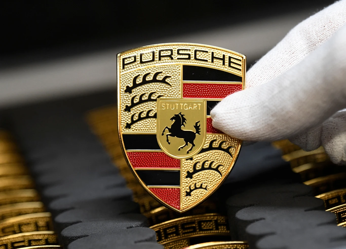 Przygotowując się do wejścia na giełdę Volkswagen podzielił akcje Porsche po równo na akcje zwykłe i uprzywilejowane. Akcje zwykłe dają prawo głosu, akcje uprzywilejowane zazwyczaj wyższą dywidendę. Inwestorzy mogli kupić do 25 procent akcji uprzywilejowanych. Obok inwestorów instytucjonalnych, jak katarski fundusz państwowy QIA, holding z Abu Zabi czy norweski fundusz państwowy, także inwestorzy indywidualni mogli załapać się na akcje. Przygotowując się do wejścia na giełdę Volkswagen podzielił akcje Porsche po równo na akcje zwykłe i uprzywilejowane. Akcje zwykłe dają prawo głosu, akcje uprzywilejowane zazwyczaj wyższą dywidendę. Inwestorzy mogli kupić do 25 procent akcji uprzywilejowanych. Obok inwestorów instytucjonalnych, jak katarski fundusz państwowy QIA, holding z Abu Zabi czy norweski fundusz państwowy, także inwestorzy indywidualni mogli załapać się na akcje.
