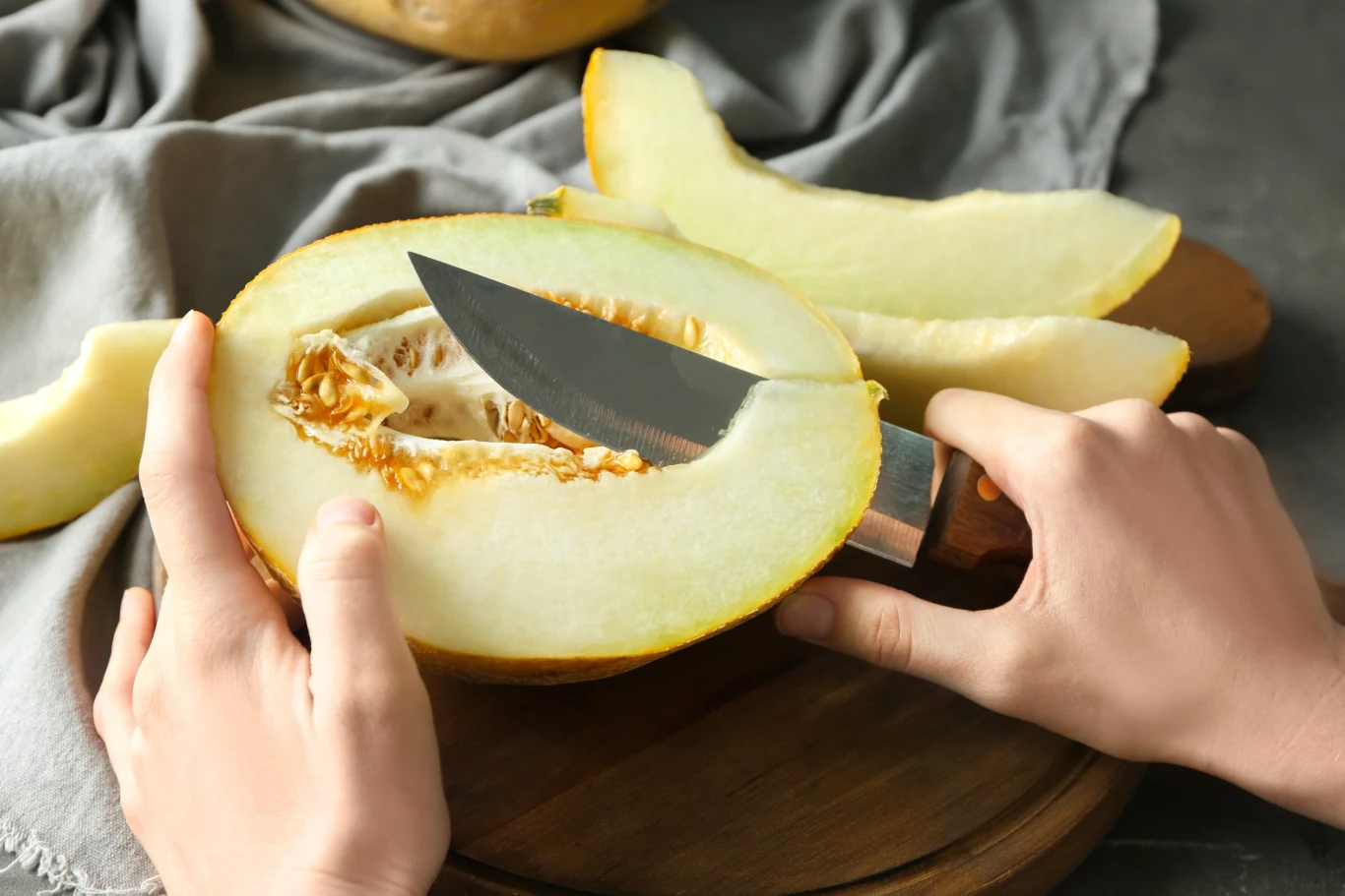 Zanim zaczniesz kroić melona, koniecznie go umyj 