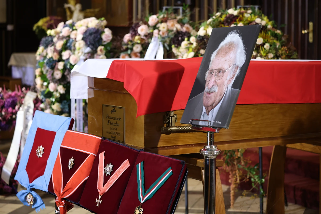 Msza święta za duszę Franciszka Pieczki rozpoczęła się o 12:00 w Kościele pw. Najświętszego Serca Pana Jezusa w Warszawie Falenicy. 