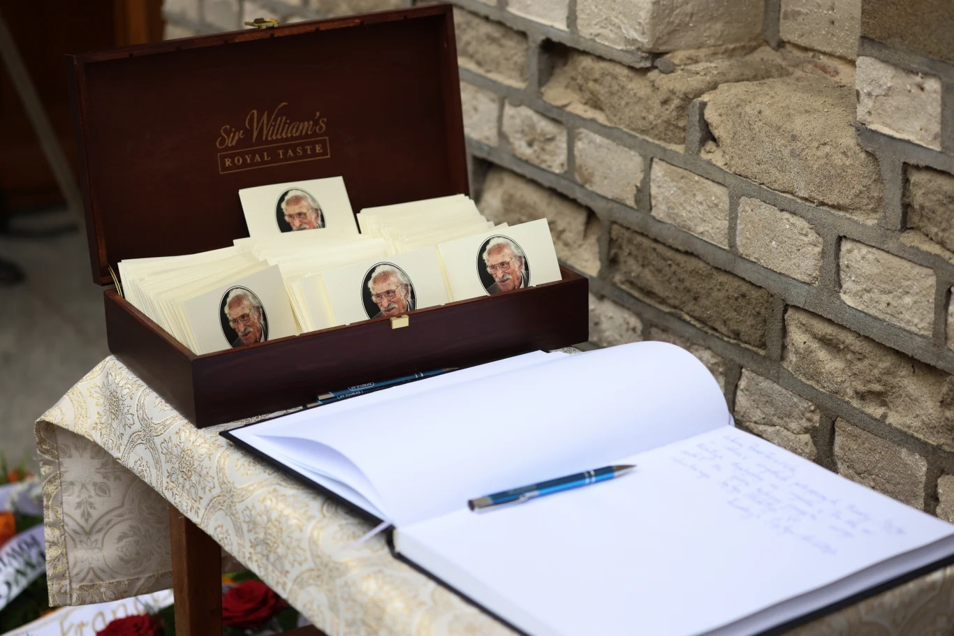 Księga kondolencyjna na pogrzebie Franciszka Pieczki.