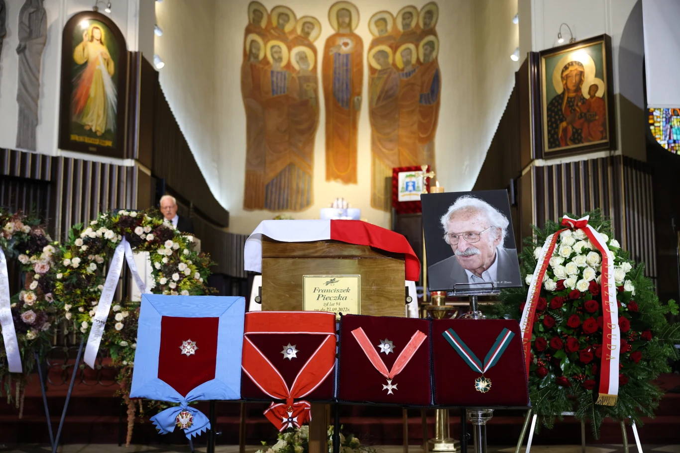 Pogrzeb miał charakter państwowy. Uczestniczyli w nim m.in. prezydent Andrzej Duda oraz wiceminister kultury i dziedzictwa narodowego Wanda Zwinogrodzka, a także ludzie świata kultury i przyjaciele zmarłego aktora. 