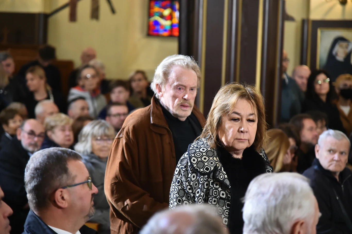 Daniel Olbrychski z żoną Krystyną Demską-Olbrychską na pogrzebie Franciszka Pieczki.