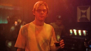 Evan Peters jako Jeffrey Dahmer w serialu "Dahmer - Potwór: historia Jeffreya Dahmera"