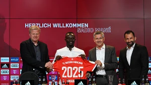 Miał wypełnić lukę po "Lewym", ale zawodzi. Salihamidżić broni nabytku Bayernu