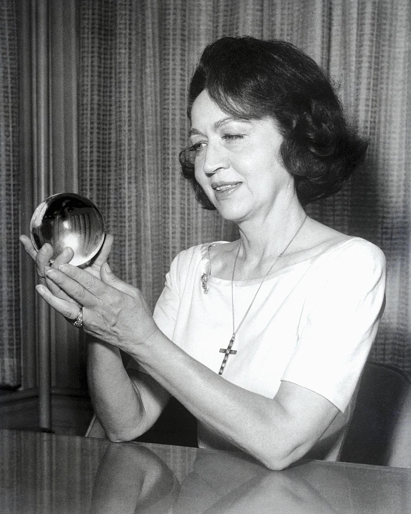 Jeane Dixon w jednym z wywiadów powiedziała, że tajemniczy dar zawdzięcza romskiej wróżce, która podarowała jej szklaną kulę