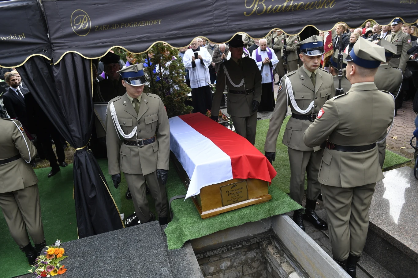 Franciszek Pieczka spoczął na cmentarzu w Aleksandrowie.
