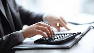 "Sasin tax" ma wynieść aż 50 proc., a nie 33 proc. i, wbrew pierwszym sugestiom, ma objąć wszystkie spółki jak leci, a nie tylko energetyczne