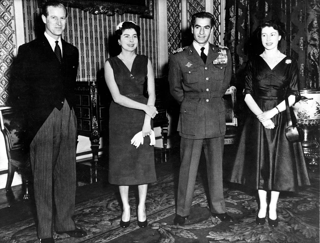 Królowa Elżbieta II, książe Filip, księżniczka Soraja Esfandiary Bachtiari i szahinszach Mohammad Reza Pahlawi Królowa Elżbieta II, książe Filip, księżniczka Soraja Esfandiary Bachtiari i szahinszach Mohammad Reza Pahlawi