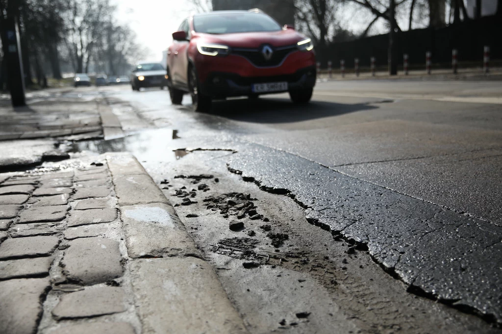 Umiejętne przejeżdżanie dziur pozwala wydłużyć żywotność podzespołów samochodu