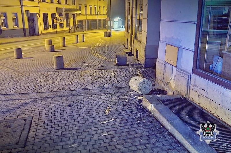 Mężczyzna uderzył autem w budynek Mężczyzna uderzył autem w budynek