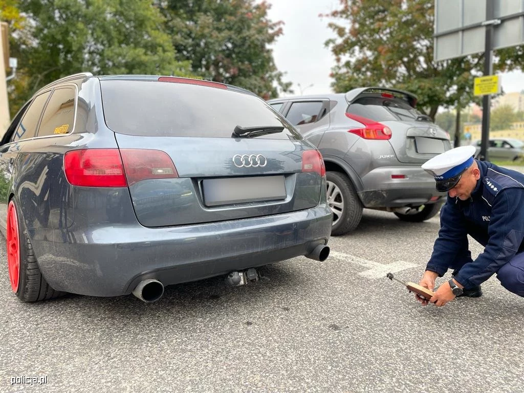 Policja przeprowadza kontrolę głośności układu wydechowego