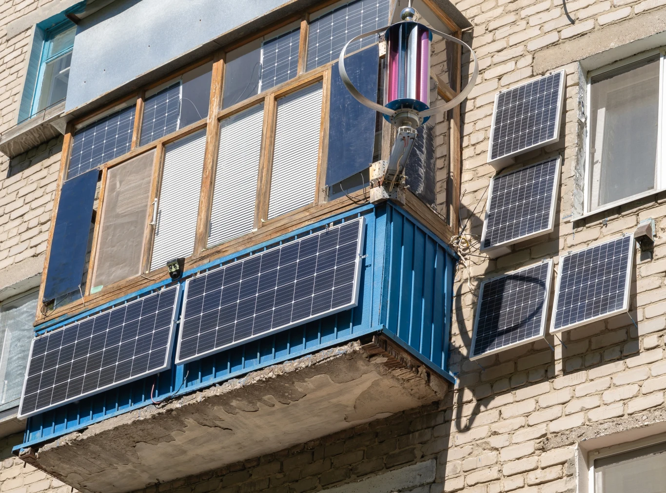 Nie wszyscy mają świadomość, że montaż paneli fotowoltaicznych możliwy jest również na balkonach budynków wielorodzinnych