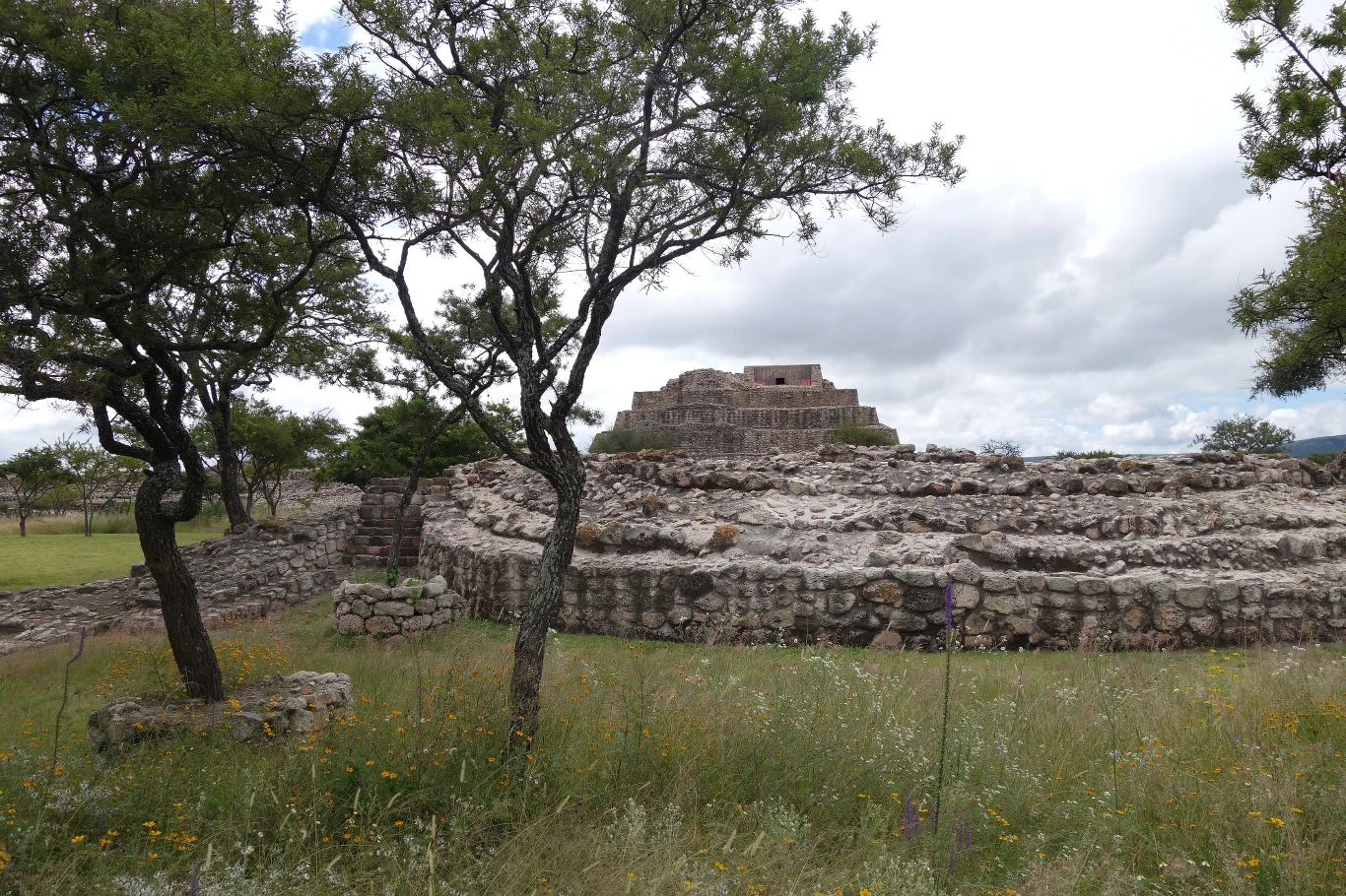 Dom Wiatru na pierwszym planie i Dom Trzynastu Niebios w oddali Dom Wiatru na pierwszym planie i Dom Trzynastu Niebios w oddali