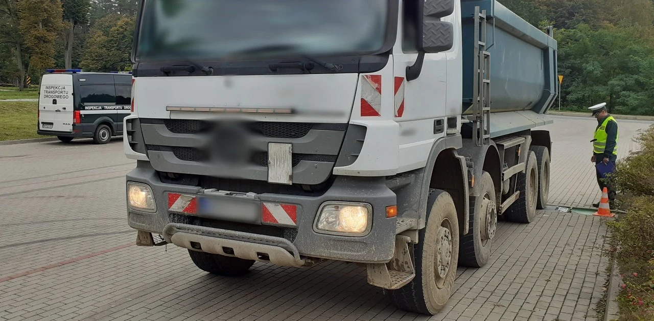 Piach jest ciężki, dlatego nietrudno o przekroczenie dopuszczalnej wagi