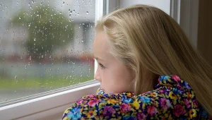 GUS oszacował, że rodzice pobierali zasiłki rodzinne na niespełna 20 proc. dzieci i młodzieży do 18 lat. A to oznacza, że w zeszłym roku nieomal co piątek dziecko żyło w ubogiej lub niezamożnej rodzinie