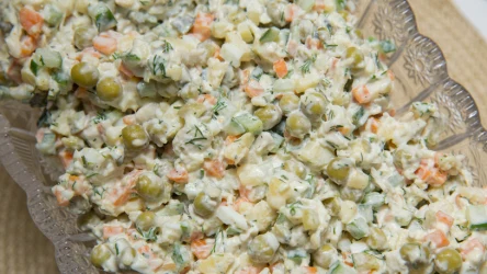 Sałatkę jarzynowa po Wigilii nie może być przechowywana w lodówce w nieskończoność. Jak wszystko, ta potrawa także ma swoją datę przydatności do spożycia