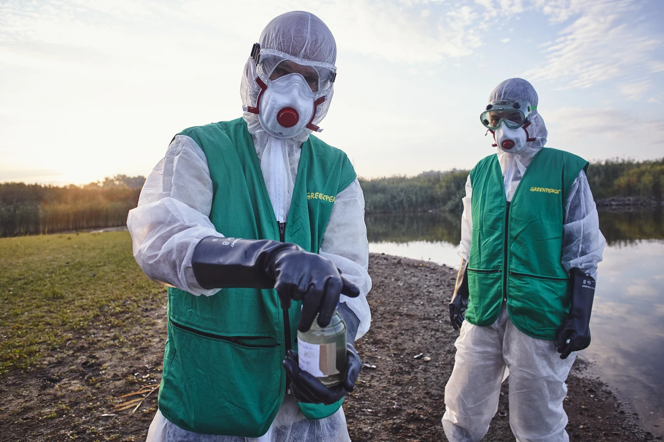 Aktywiści ekologiczni z Greenpeace Polska przedstawili wyniki swoich badań próbek pobranych z Odry. Ich zdaniem katastrofy ekologicznej można było uniknąć Aktywiści ekologiczni z Greenpeace Polska przedstawili wyniki swoich badań próbek pobranych z Odry. Ich zdaniem katastrofy ekologicznej można było uniknąć