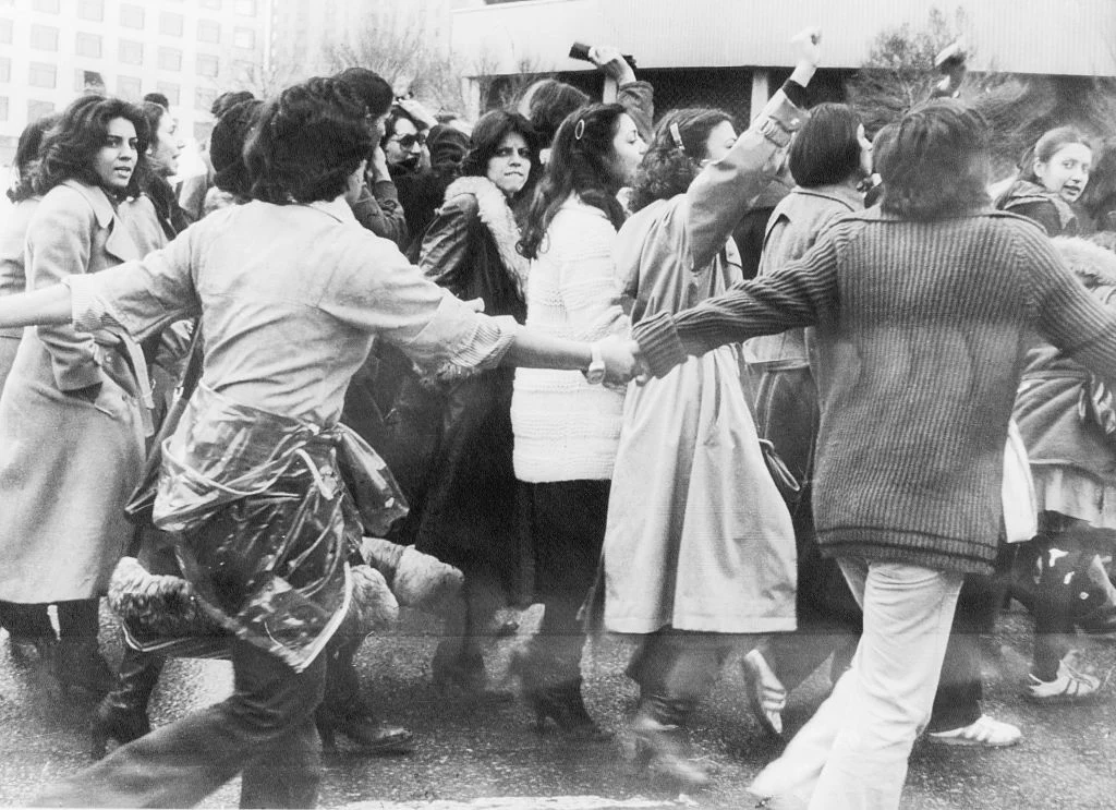Nie wszyscy byli zwolennikami władzy Chomejniego. W marcu 1979 r. w Teheranie protestowano w obronie praw kobiet i przeciwko nakazowi noszenia hidżabu Nie wszyscy byli zwolennikami władzy Chomejniego. W marcu 1979 r. w Teheranie protestowano w obronie praw kobiet i przeciwko nakazowi noszenia hidżabu