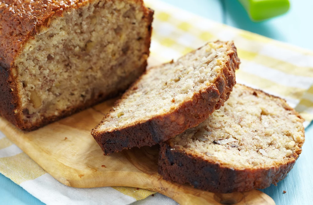 Ciasto bananowe to prosty deser, który przypadł do gustu wielu osobom