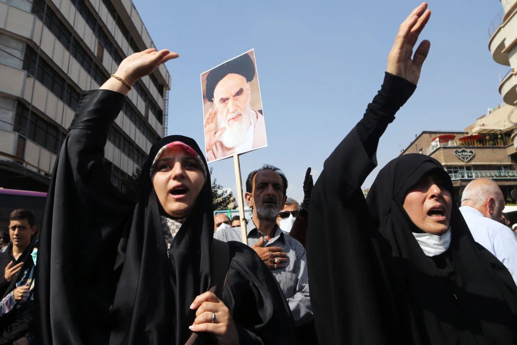 Iranki na prorządowym marszu, wrzesień 2022 r. Iranki na prorządowym marszu, wrzesień 2022 r.