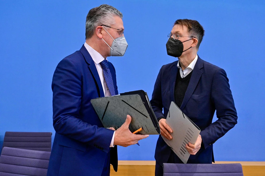 Minister zdrowia Karl Lauterbach i prezes Instytutu Roberta Kocha, Lothar Wieler na konferencji prasowej Minister zdrowia Karl Lauterbach i prezes Instytutu Roberta Kocha, Lothar Wieler na konferencji prasowej