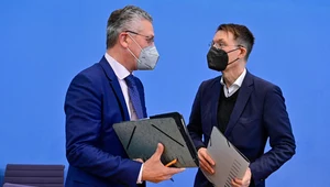 Minister zdrowia Karl Lauterbach i prezes Instytutu Roberta Kocha, Lothar Wieler na konferencji prasowej