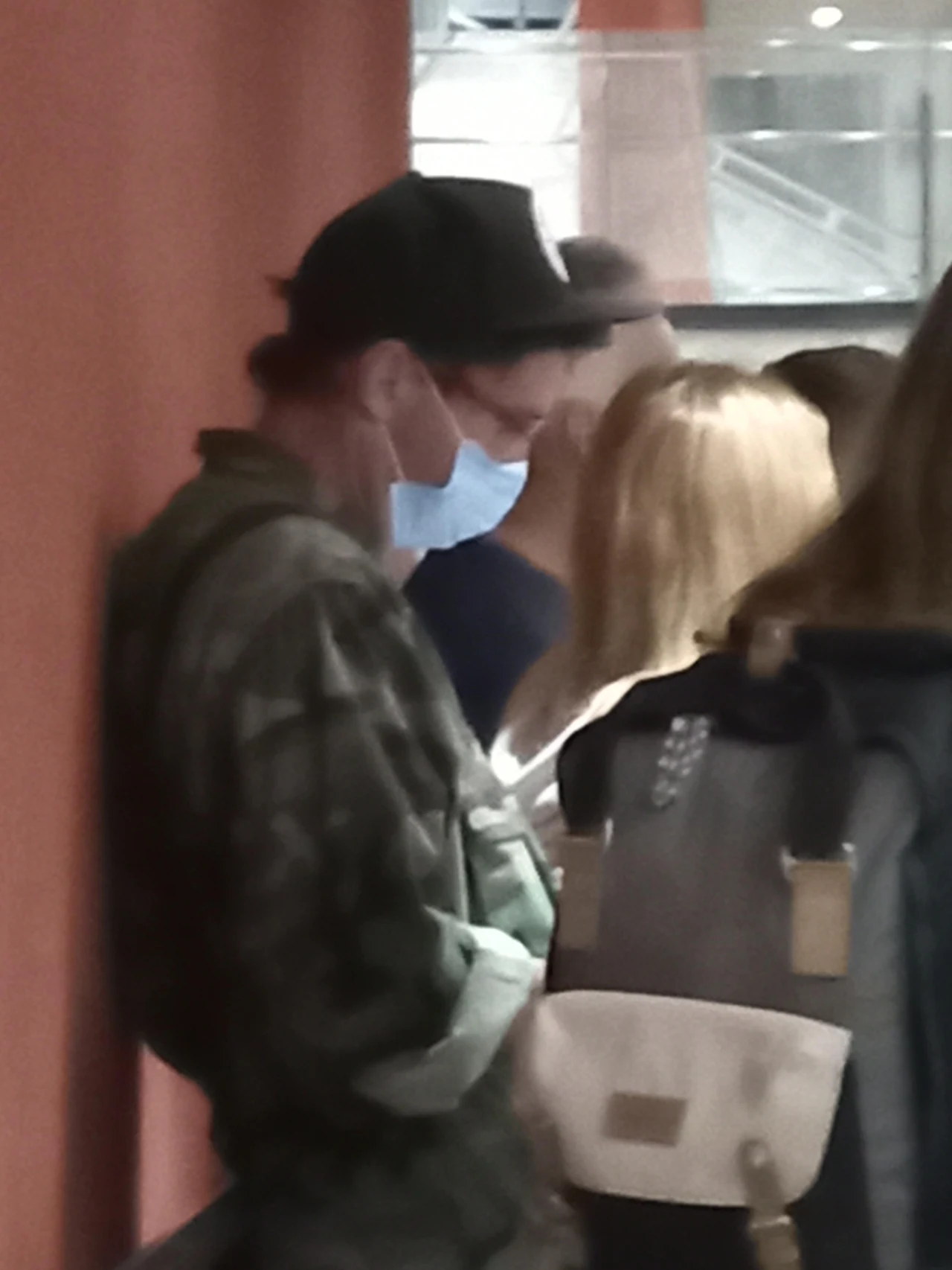 Kuba Wojewódzki w oczekiwaniu na samolot zajął się własnym smartfonem Kuba Wojewódzki w oczekiwaniu na samolot zajął się własnym smartfonem