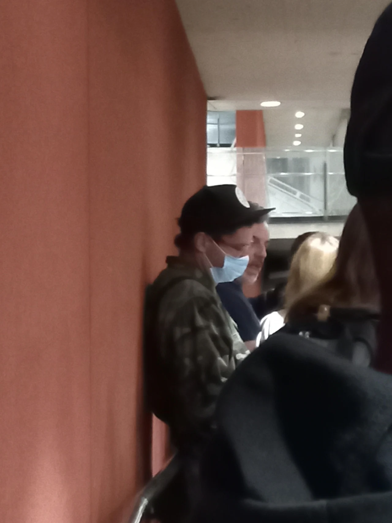 Kuba Wojewódzki jako jedyny zakrywał twarz maseczką ochronną Kuba Wojewódzki jako jedyny zakrywał twarz maseczką ochronną